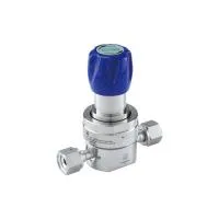 Регулятор AMFLO UHP AU23 Материал: Код ZS (Body,Poppet, Nozzle,Gland-SUS316L;Diaphragm-Hastelloy®C-22,Seat: PCTFE) ; Поверхность 0.13 um; 3х портовый с манометром, вх. давл. 206 бар, CV-0.9
